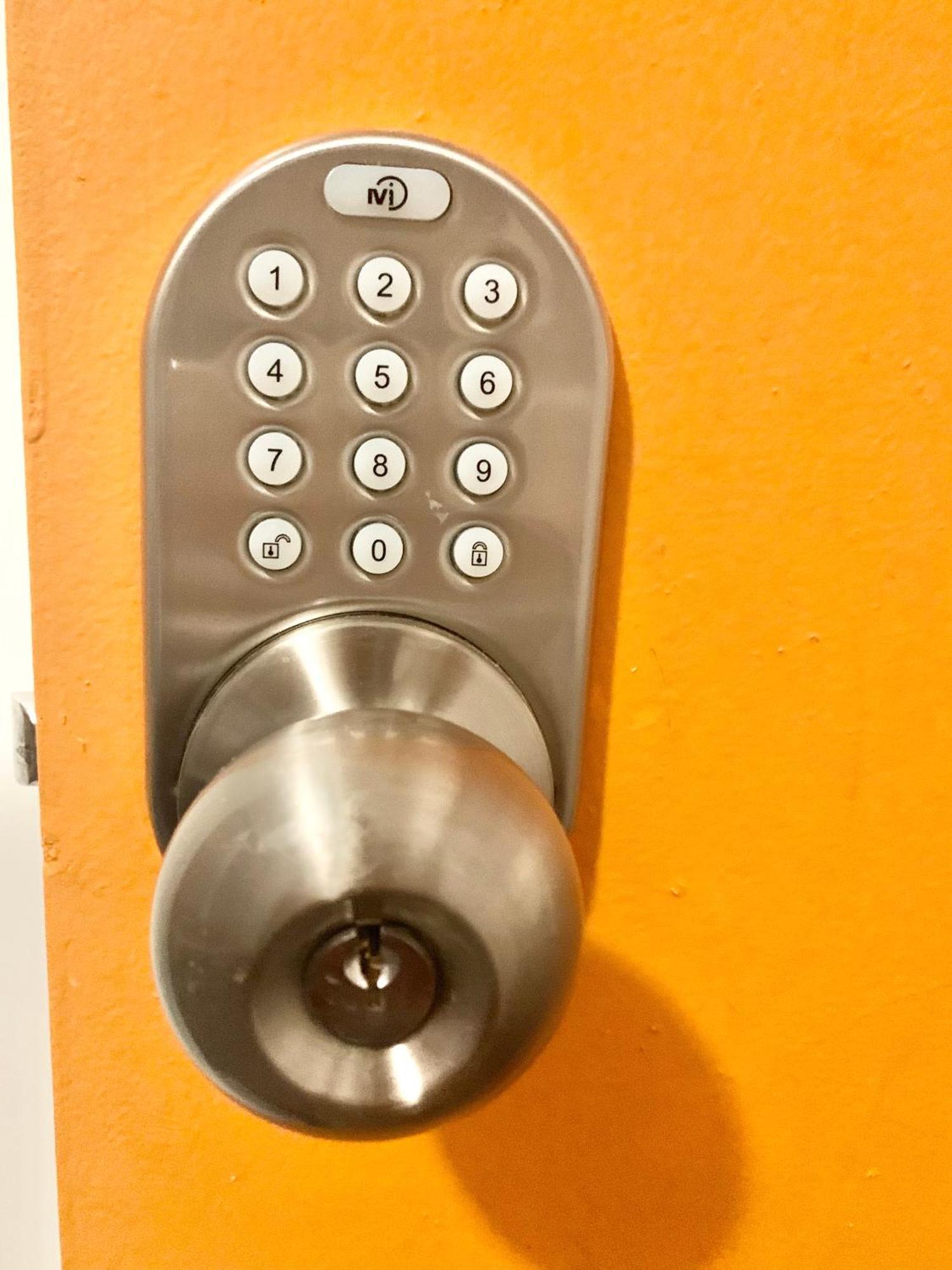 Women Only Rooms - Men Only Rooms - Free Wifi - Coffee Parking - Lockers Miami Exterior photo